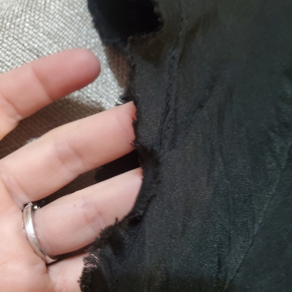 Black Viscose top / fringe neck & sleeves Gigi Moda SZ XS/S no tag - Picture 3 of 6